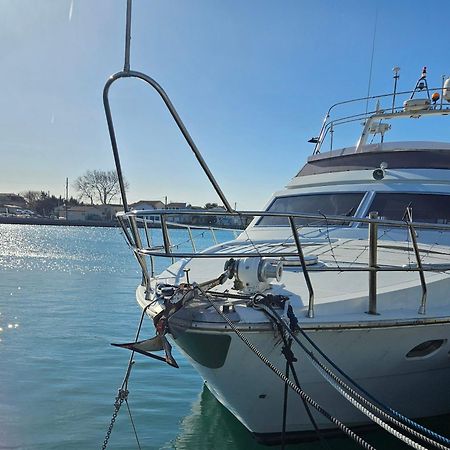 Nuit Insolite Bateau A Quai - Port Saint Louis Du Rhone Esterno foto