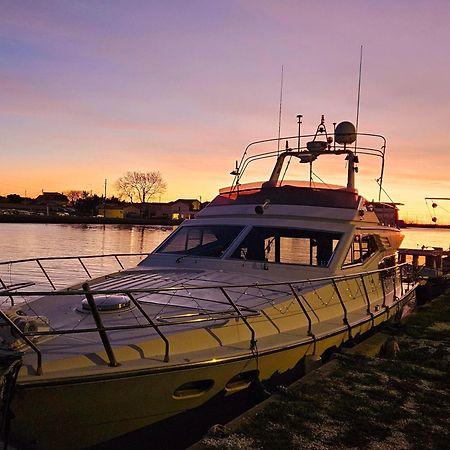Nuit Insolite Bateau A Quai - Port Saint Louis Du Rhone Esterno foto