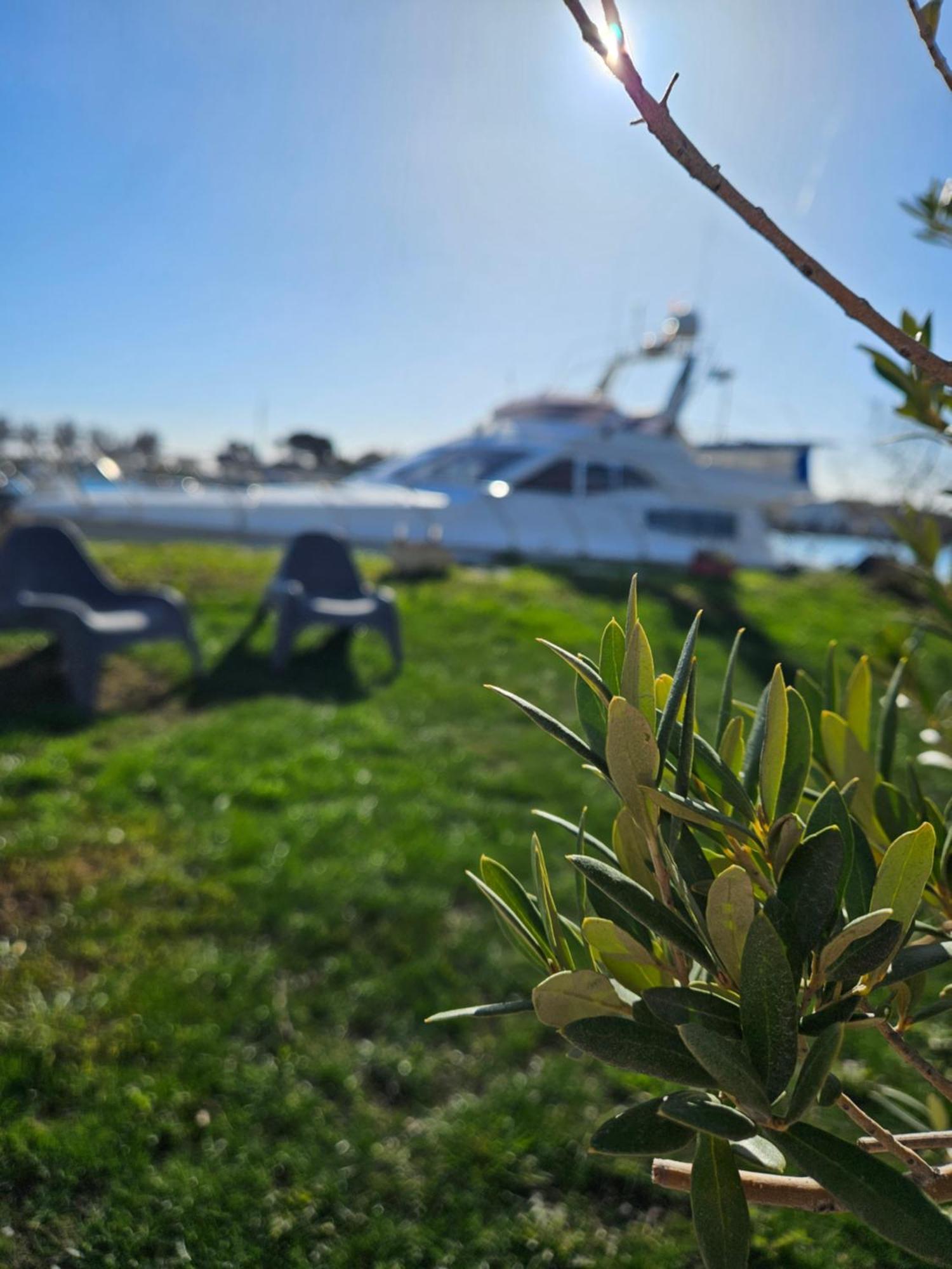 Nuit Insolite Bateau A Quai - Port Saint Louis Du Rhone Esterno foto