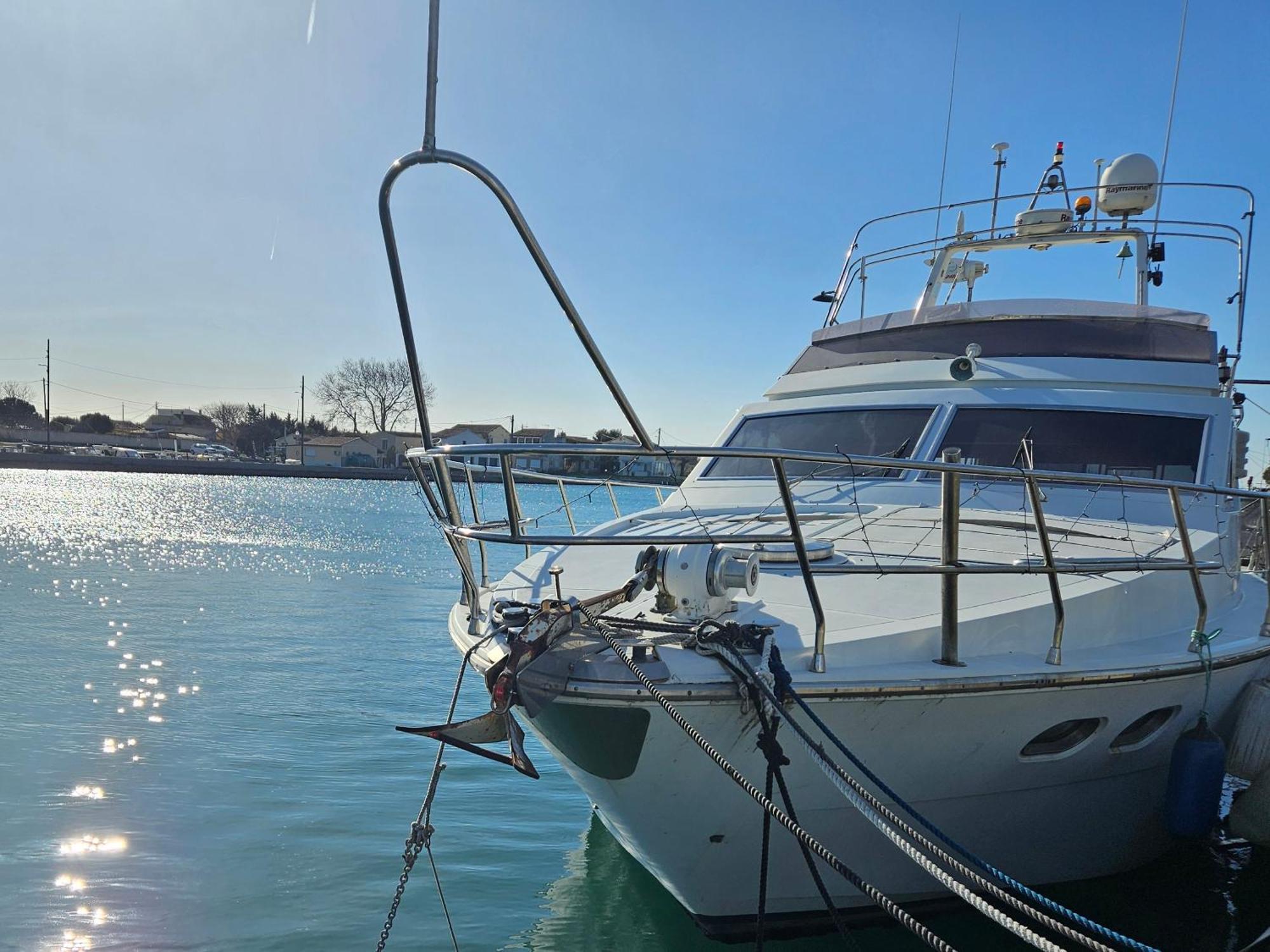 Nuit Insolite Bateau A Quai - Port Saint Louis Du Rhone Esterno foto