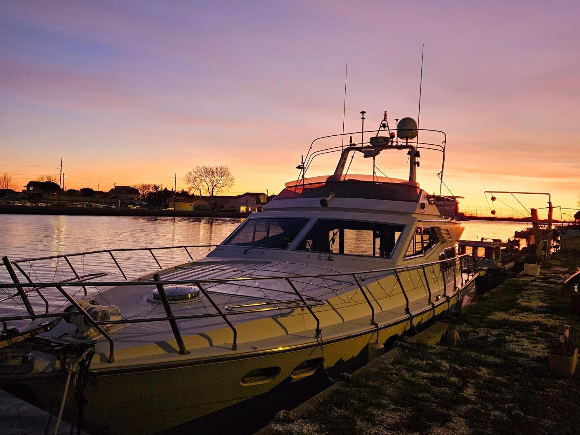 Nuit Insolite Bateau A Quai - Port Saint Louis Du Rhone Esterno foto