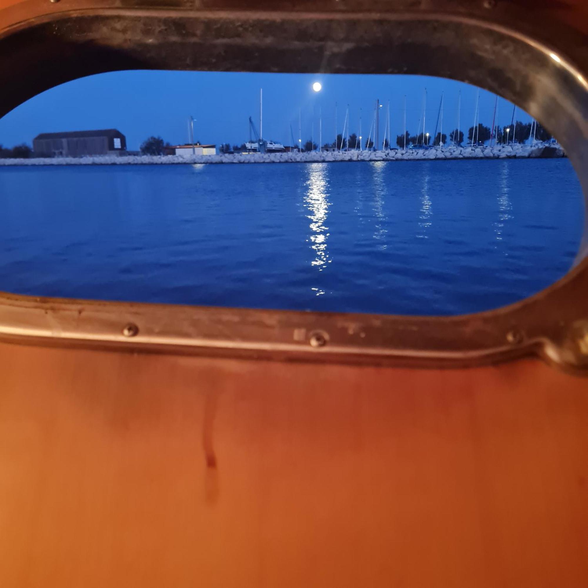 Nuit Insolite Bateau A Quai - Port Saint Louis Du Rhone Esterno foto