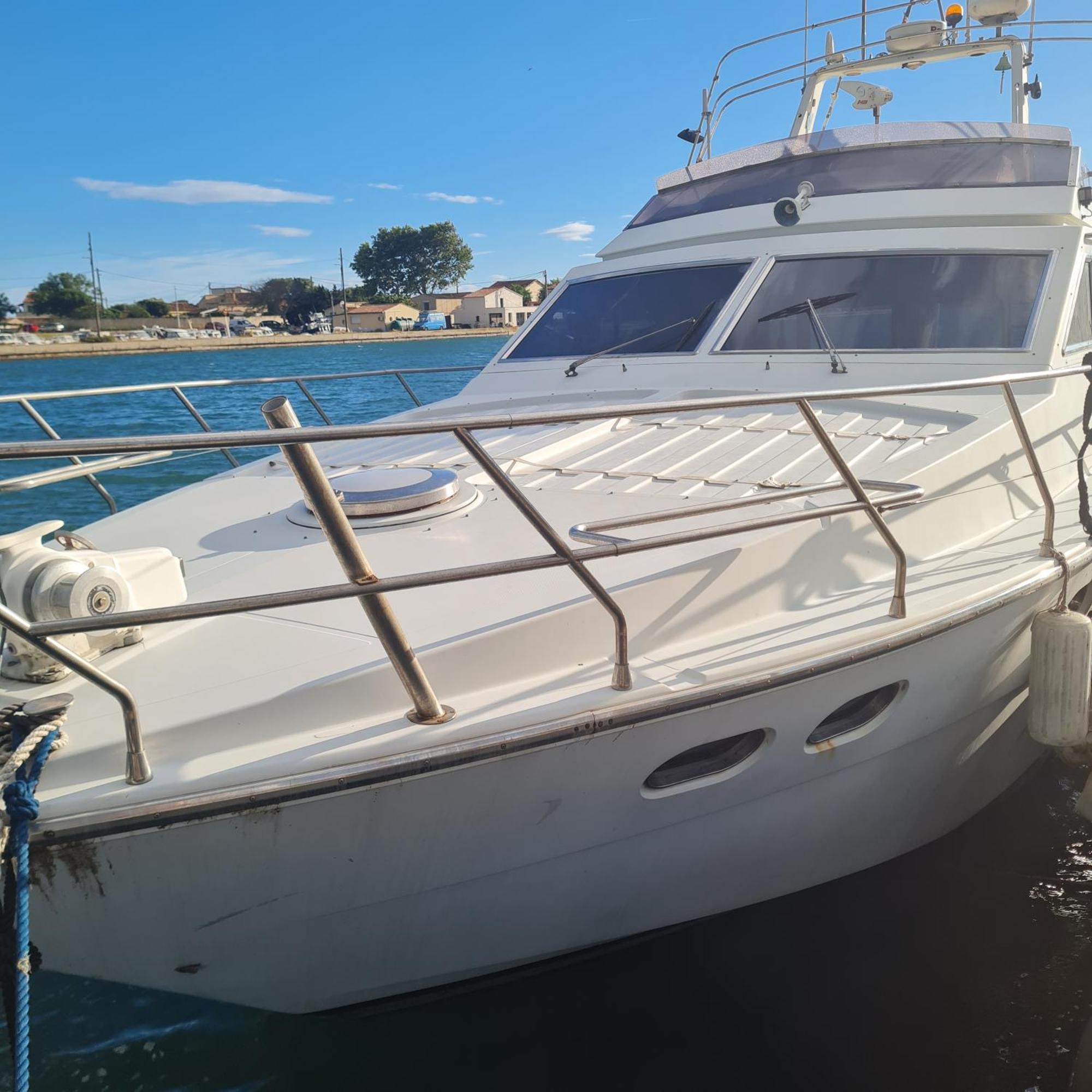 Nuit Insolite Bateau A Quai - Port Saint Louis Du Rhone Esterno foto