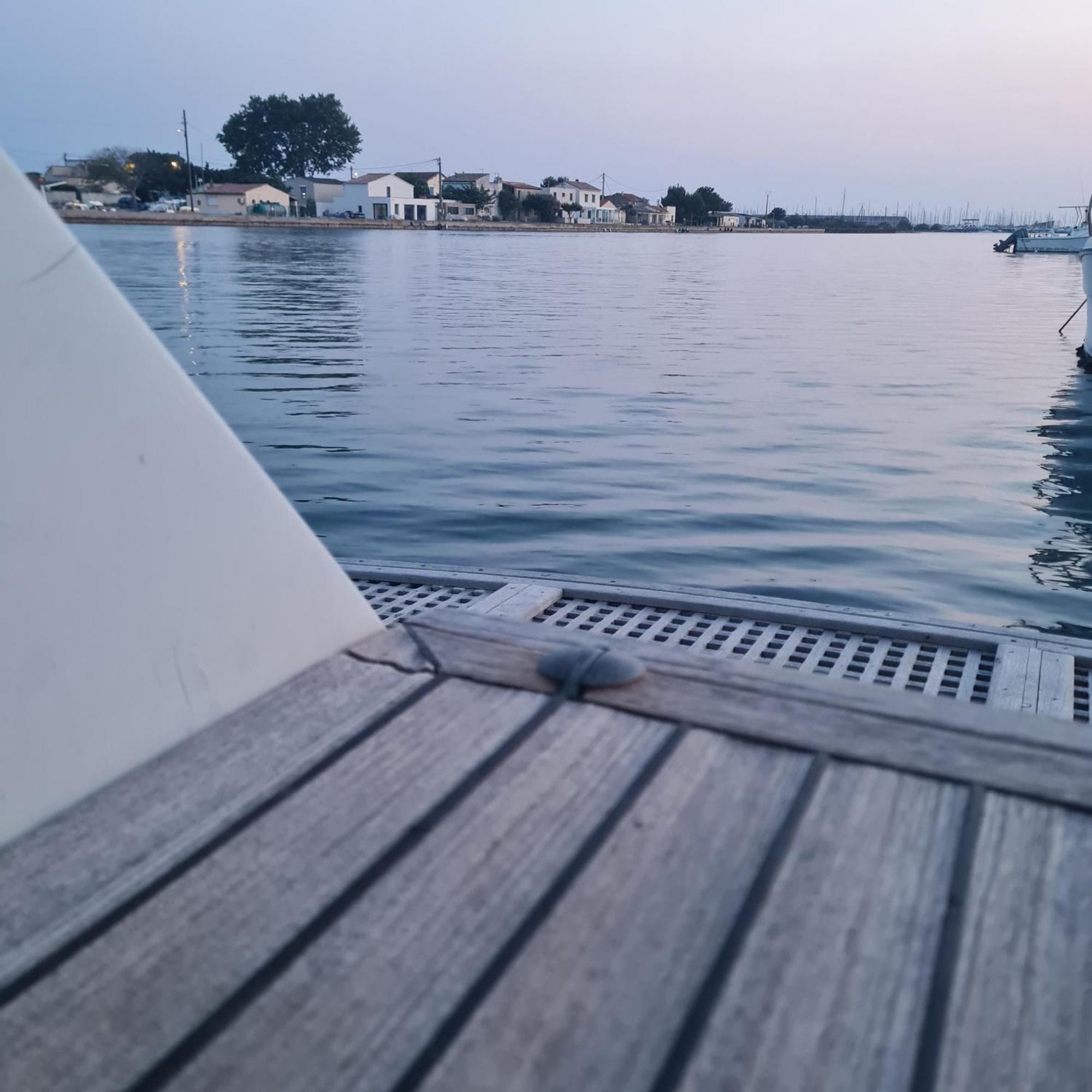 Nuit Insolite Bateau A Quai - Port Saint Louis Du Rhone Esterno foto