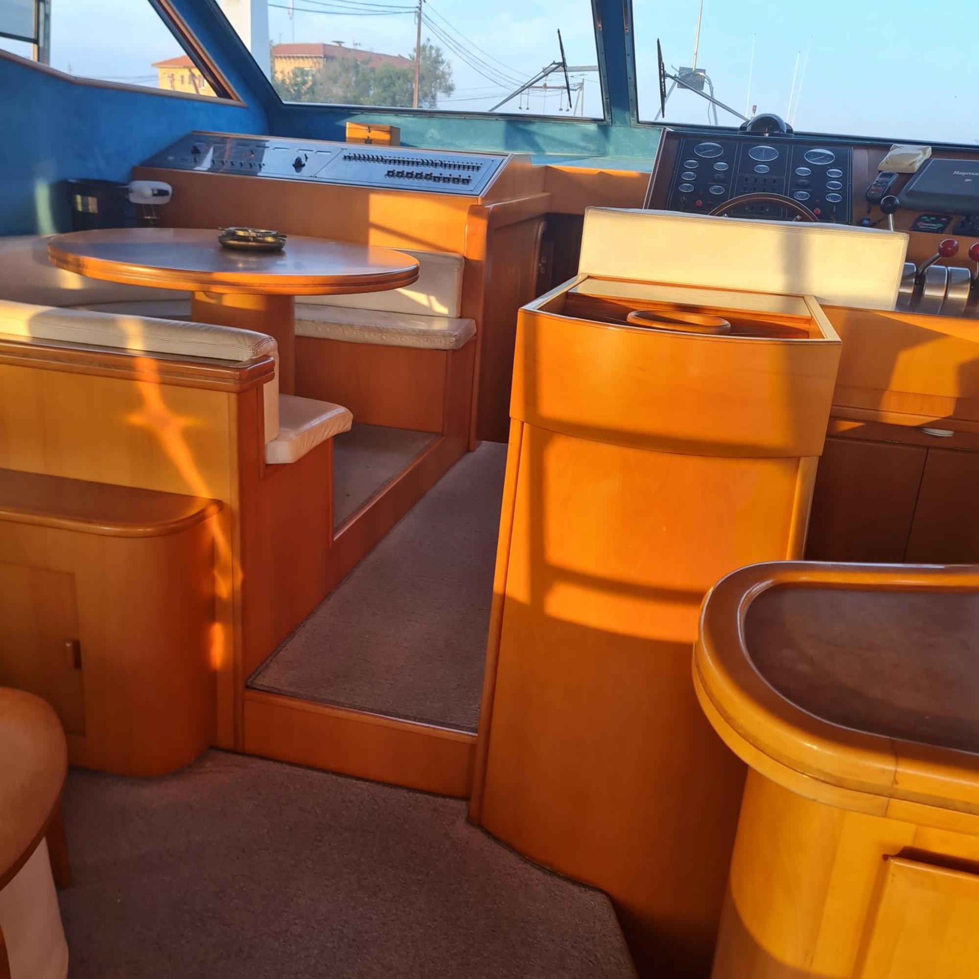 Nuit Insolite Bateau A Quai - Port Saint Louis Du Rhone Esterno foto
