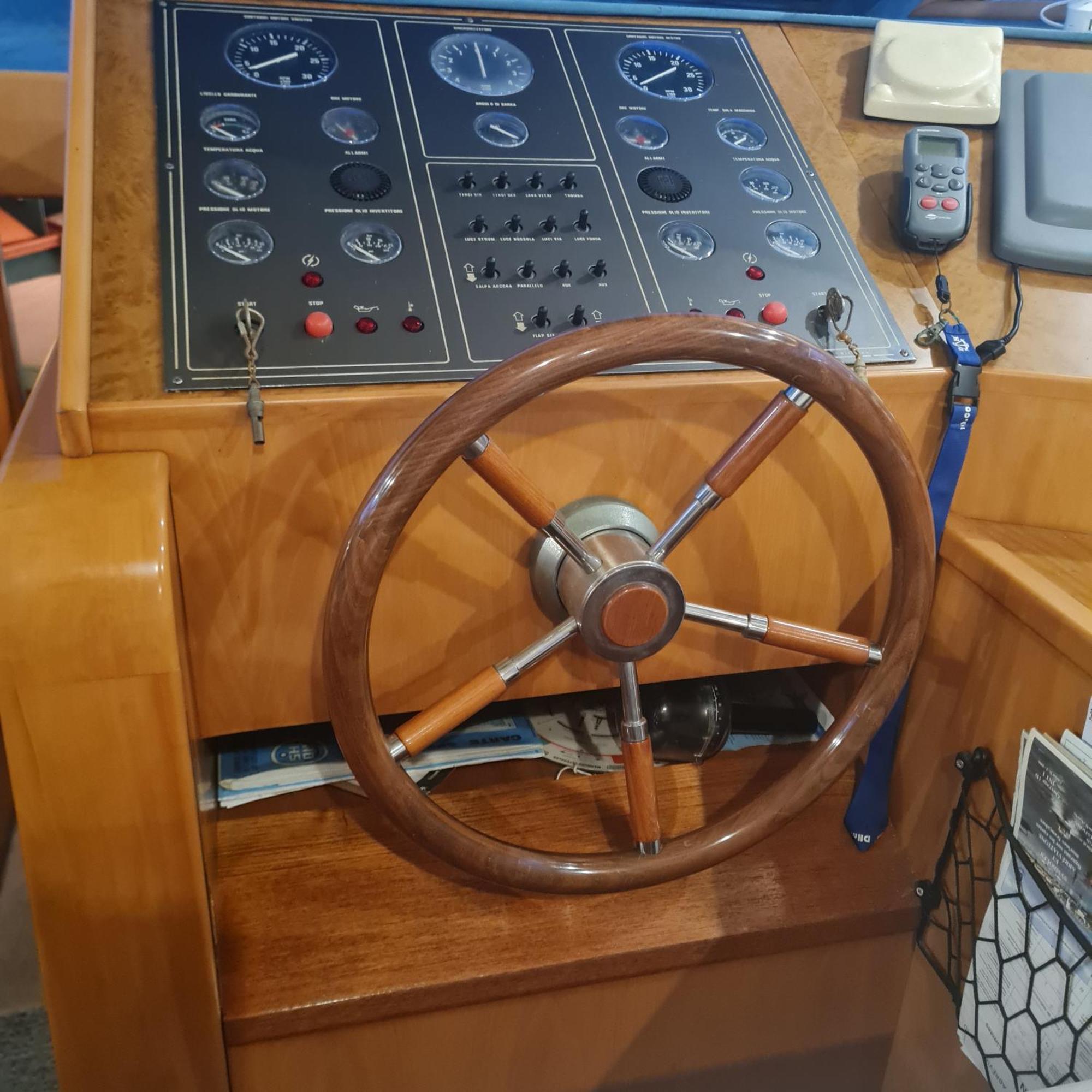 Nuit Insolite Bateau A Quai - Port Saint Louis Du Rhone Esterno foto